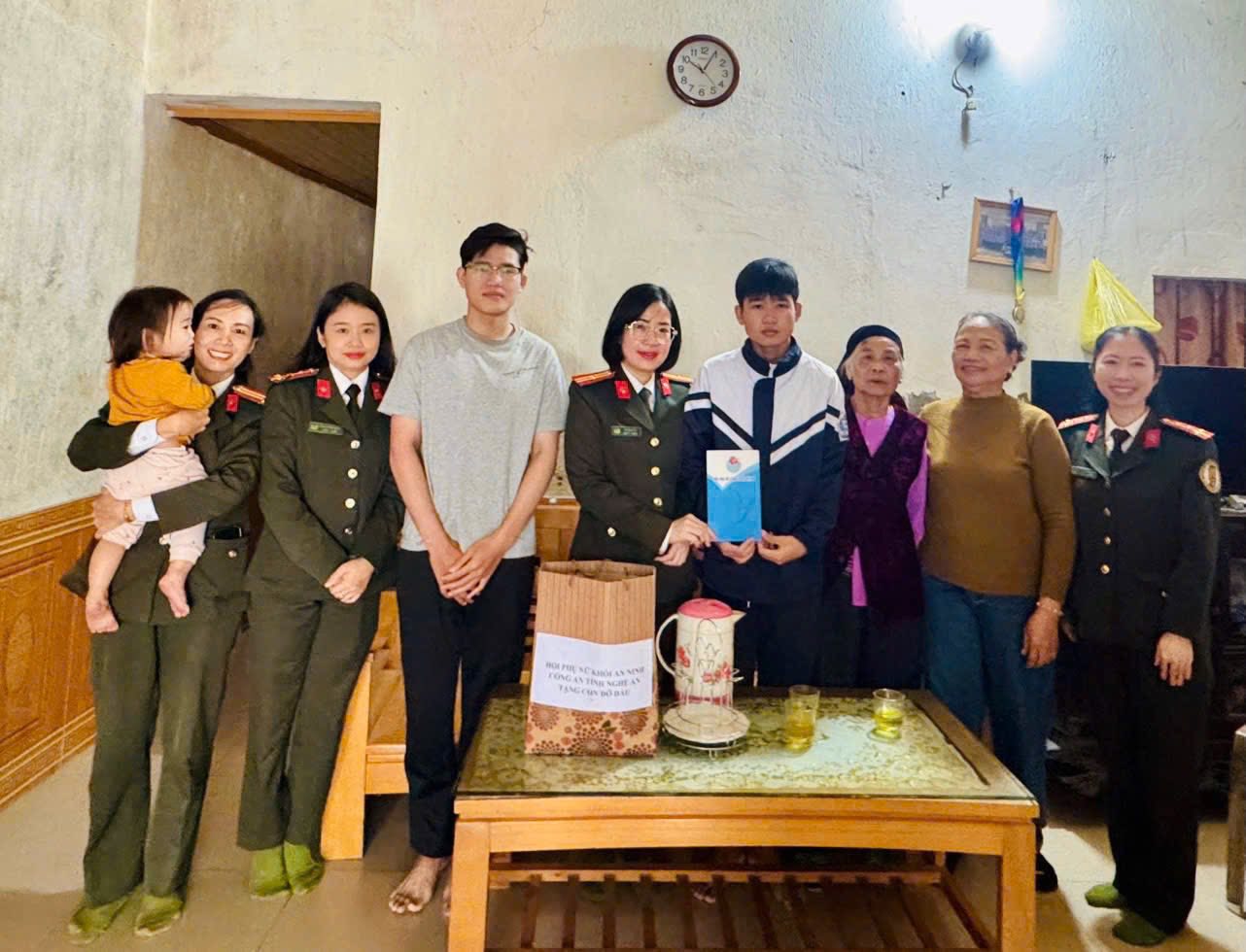 Các mẹ khối An ninh thăm các con