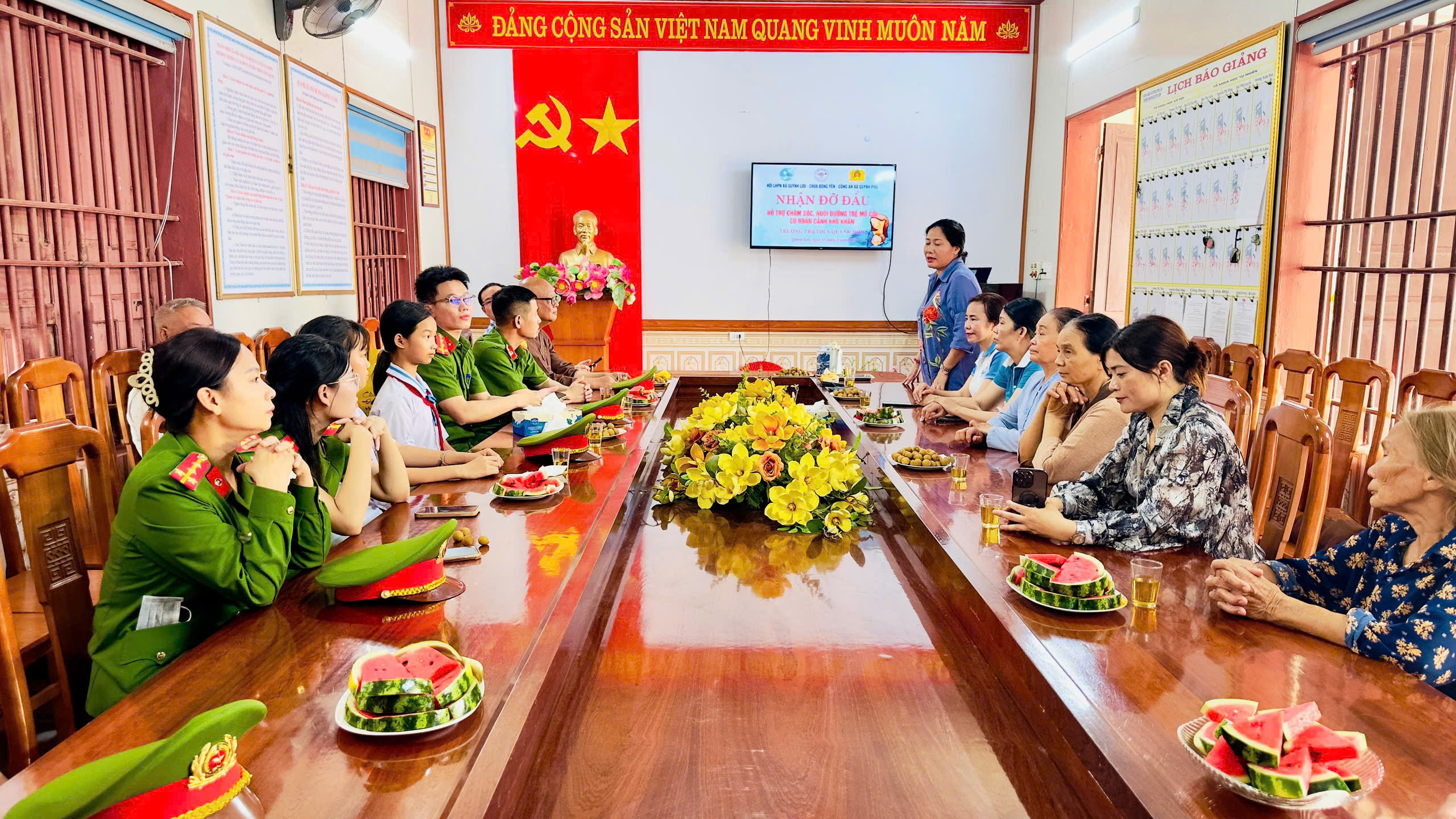 Công an xã Quỳnh Phú tổ chức nhận đỡ đầu